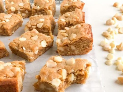 https://amysdeliciousmess.com/wp-content/uploads/2020/09/White-Chocolate-Macadamia-Nut-Blondies-1-1-500x375.jpg